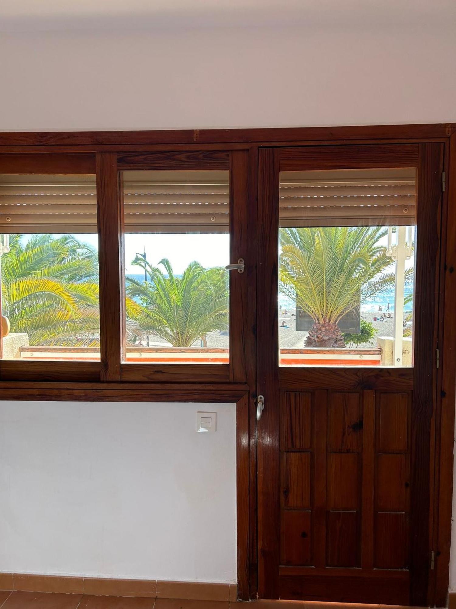 Prime Beachfront Location, Free Parking, Steps To The Sand Лос Кристианос Экстерьер фото