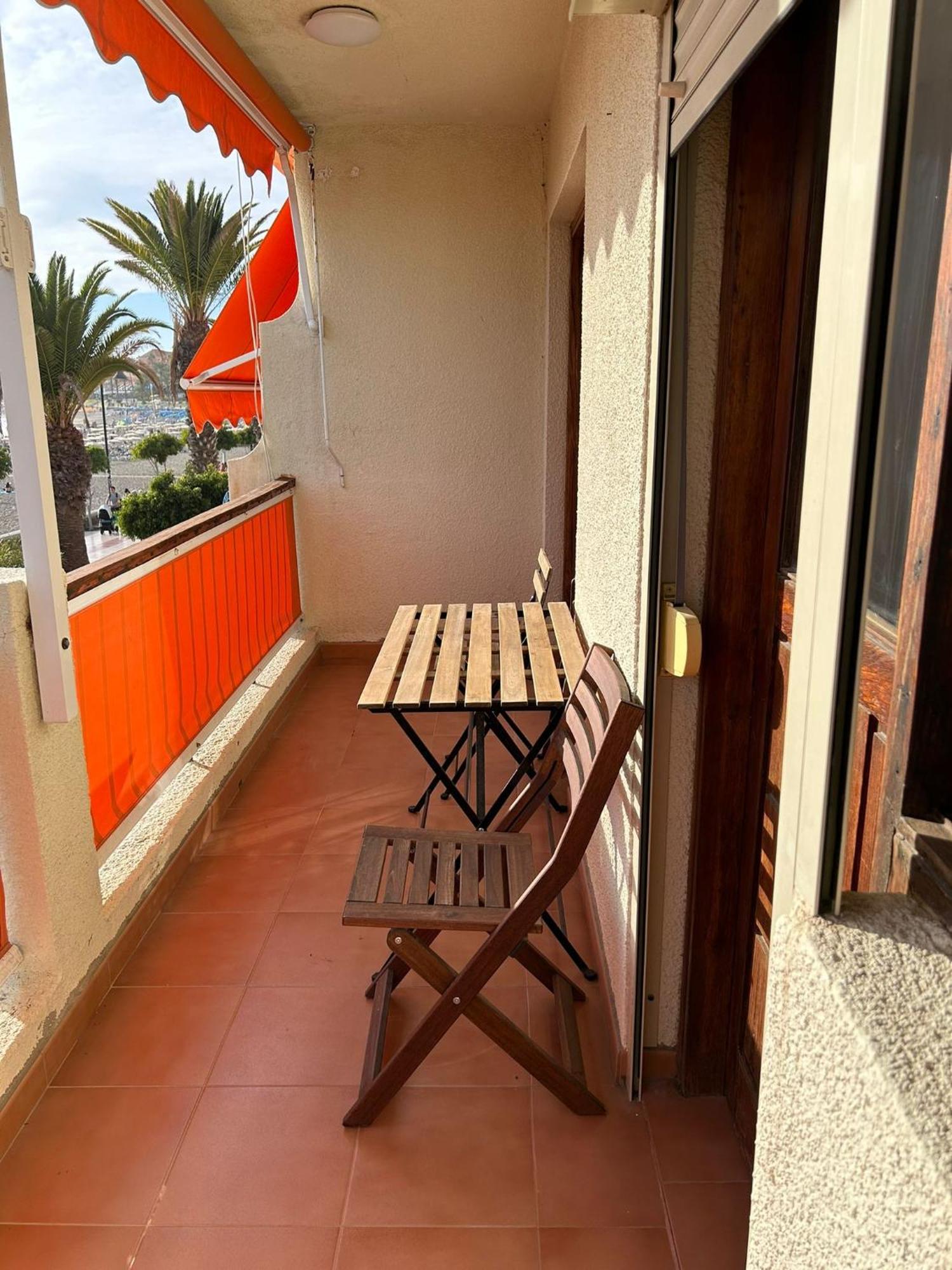 Prime Beachfront Location, Free Parking, Steps To The Sand Лос Кристианос Экстерьер фото